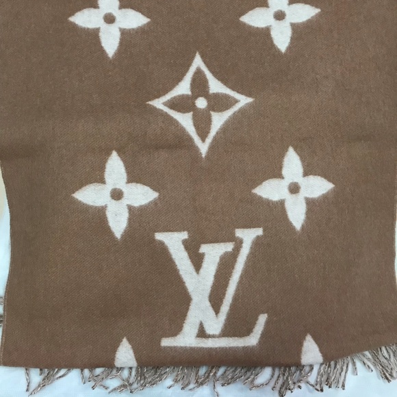 Louis Vuitton Reykjavik Scarf - Picture 6 of 8